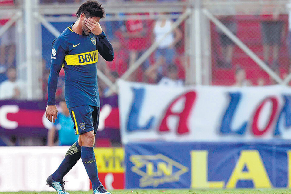 Pérez estuvo apenas catorce minutos en la cancha ante San Lorenzo y fue reemplazado por Bou. (Fuente: Télam)