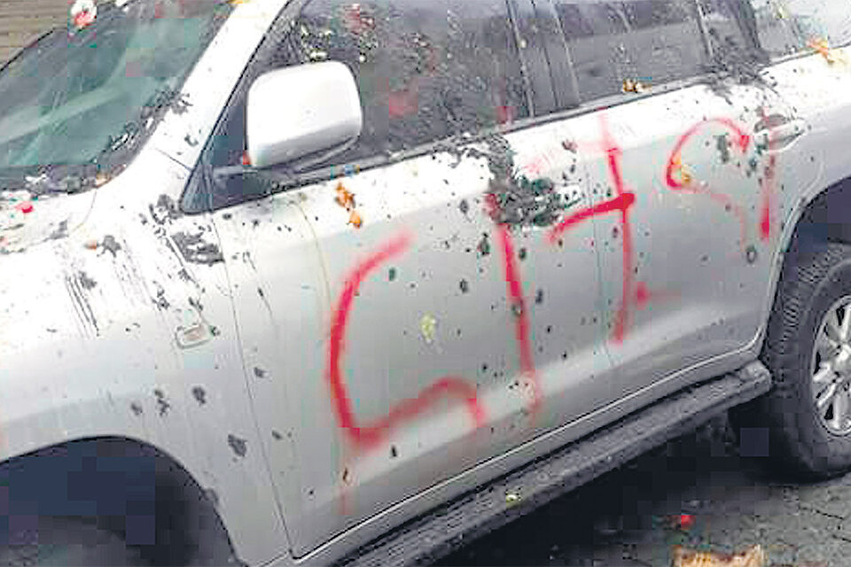 El auto de Correa fue vandalizado por una turba en Quinindé.