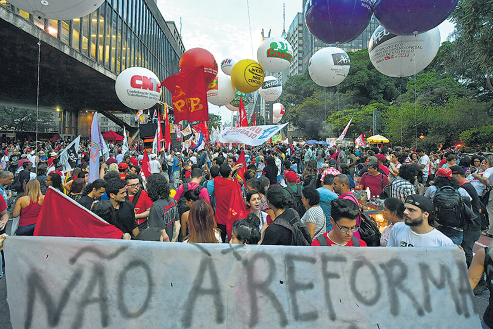La resistencia popular y sindical, como en esta protesta anteayer en San Pablo, obligaron a Temer a dar marcha atrás. (Fuente: AFP)