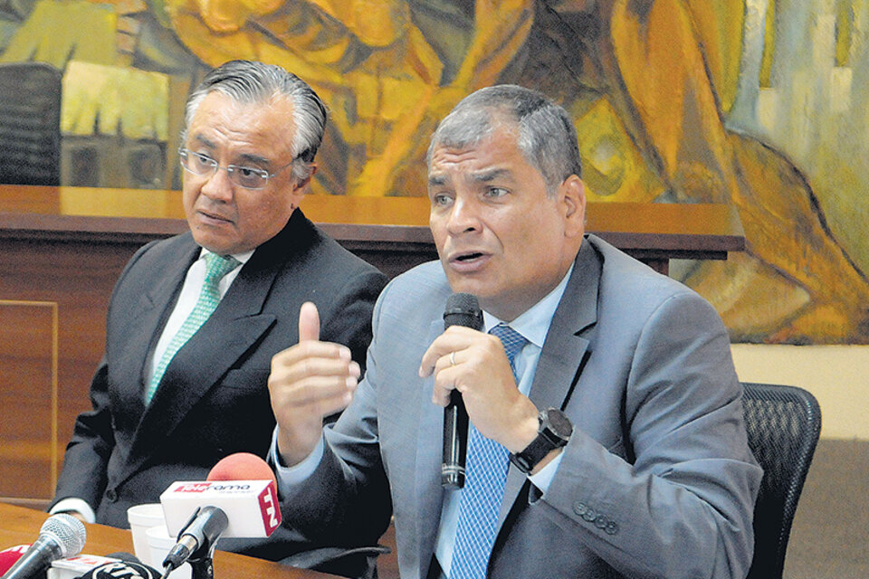 “Lo importante, más allá del Sí y el No, y más allá de quién haya ganado, es que esto es inconstitucional”, dijo Correa. (Fuente: EFE)