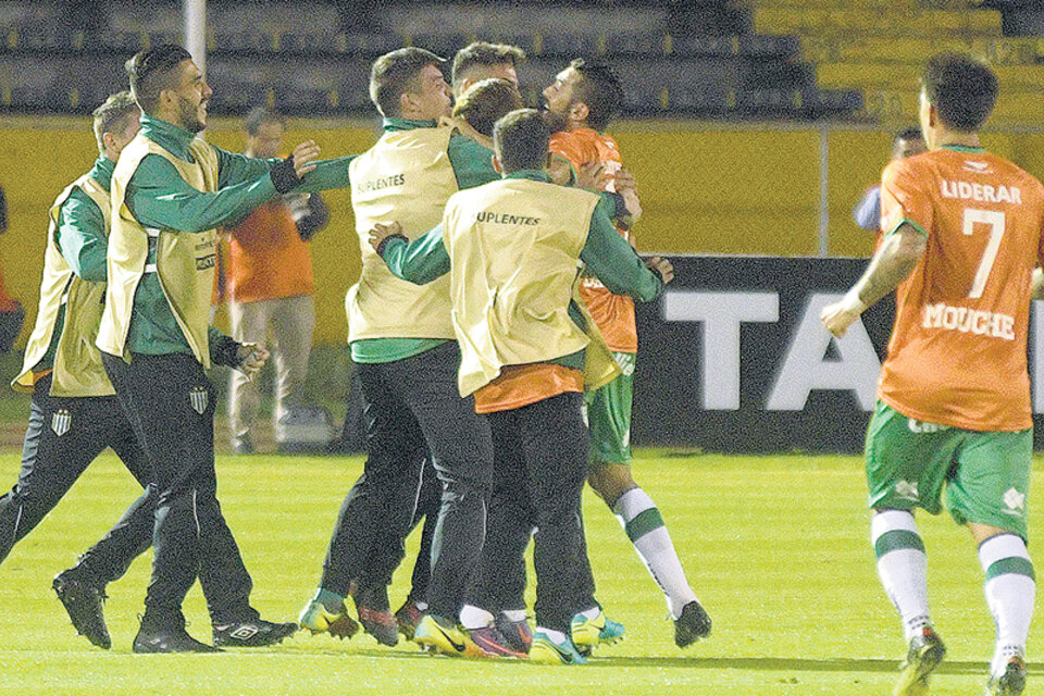 Festejo final de Banfield en el Atahualpa de Quito. El marcador global fue 3-3.