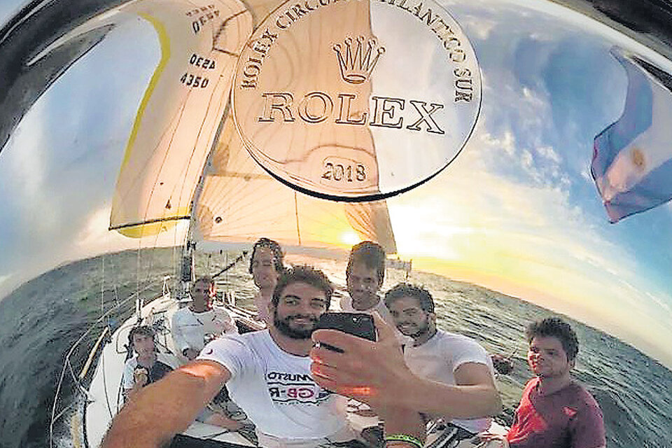 Selfie de los tripulantes con la Copa Rolex 2018.