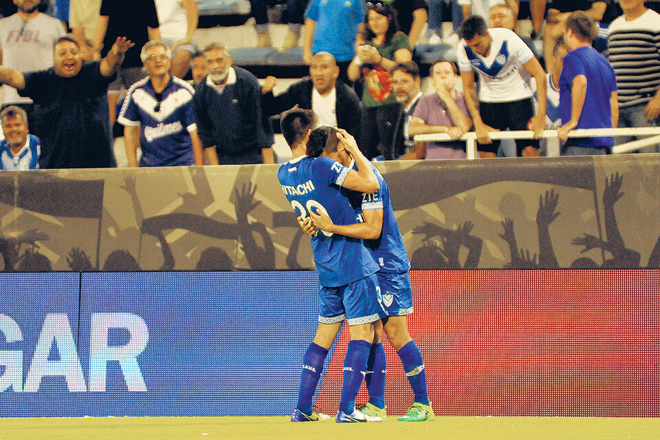 Toda la emoción en el festejo de Robertone, que le dio el triunfo a Vélez con su primer gol oficial. (Fuente: Julio Mancini)