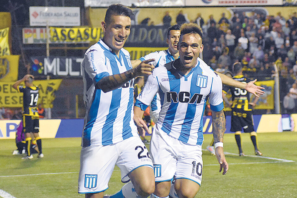 Ricardo Centurión festeja el gol de la victoria junto a Lautaro Martínez, la joya de la Academia.