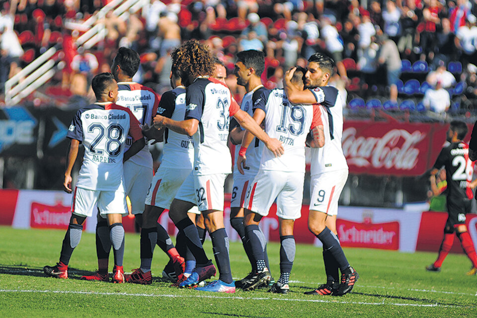 Los jugadores de San Lorenzo festejan el gol de Botta, cuando se jugaban 12 minutos. (Fuente: Julio Martín Mancini)