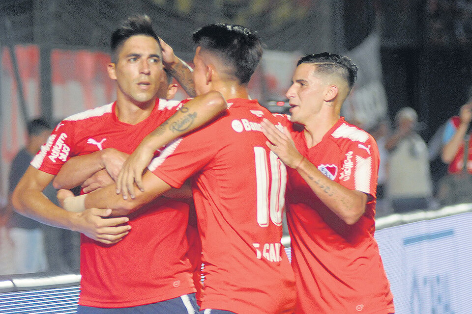 Gaibor y Menéndez van en busca de Fernández para festejar el 1-0. (Fuente: Télam)