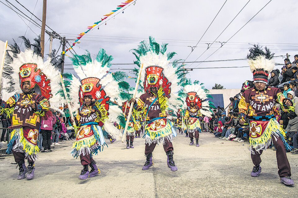 La comparsa Apatamas en el desfile del Corso de la Calle Zavaleta, en San Antonio de los Cobres. (Fuente: Guido Piotrkowski)