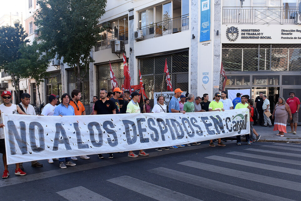 El gremio aceitero se movilizó ayer hasta la sede de Trabajo donde se realizó la audiencia. (Fuente: Sebastián Granata)