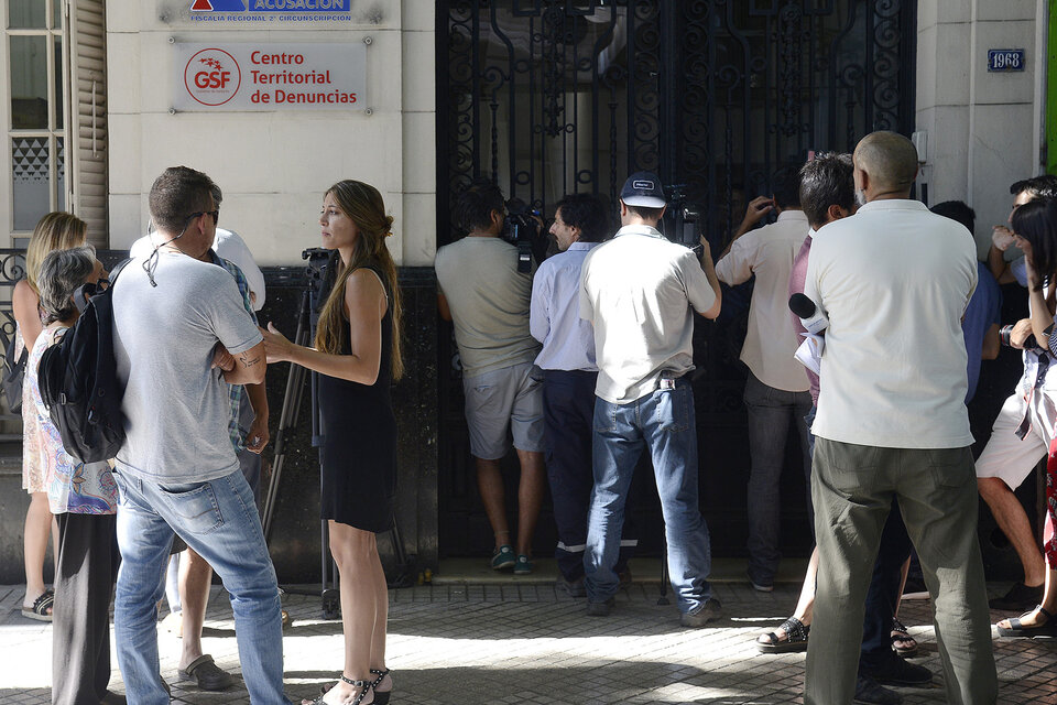 Algunos de los denunciantes se acercaron a la sede de Fiscalía Regional. (Fuente: Andres Macera)