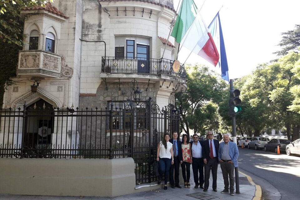 Los postulantes a legisladores por el extranjero en el Consulado Italiano de Rosario.