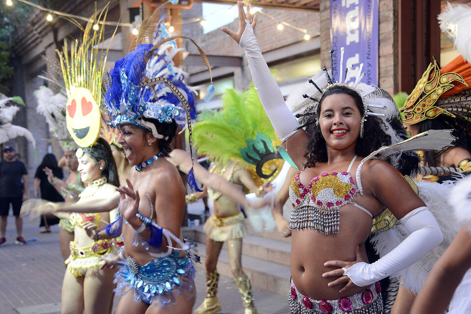 Algunas comparsas salieron a bailar para mostrar lo que el carnaval depara en Rosario. (Fuente: Andres Macera)