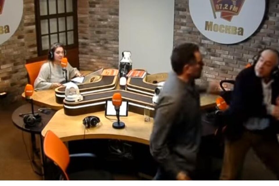 El momento en que los puños reemplazaron a los argumentos en la radio moscovita. (Fuente: Captura de YouTube)
