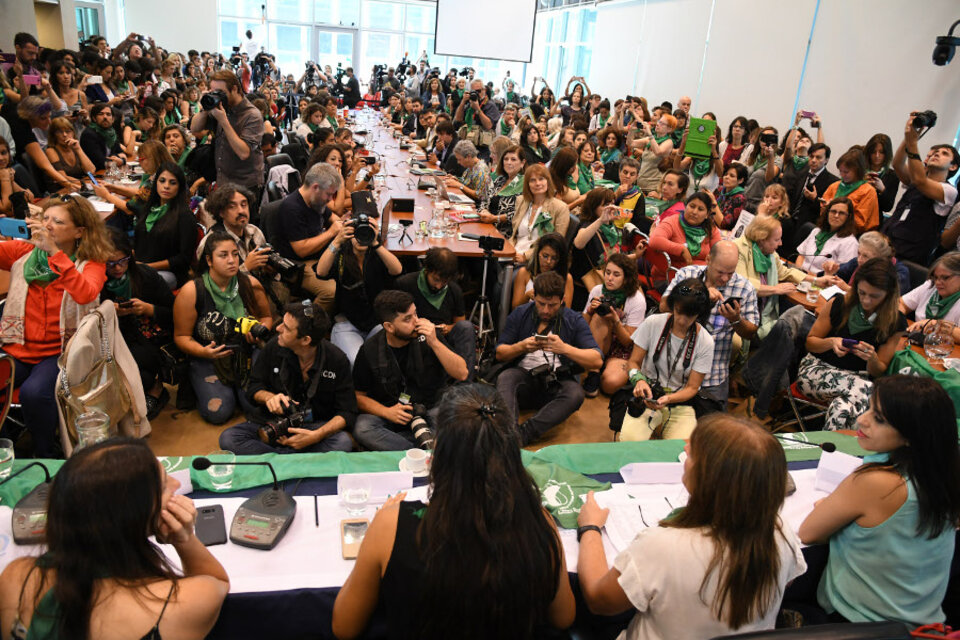 A sala llena, con los pañuelos verdes presentes, ingresó el proyecto de aborto legal en el Congreso. (Fuente: Télam)