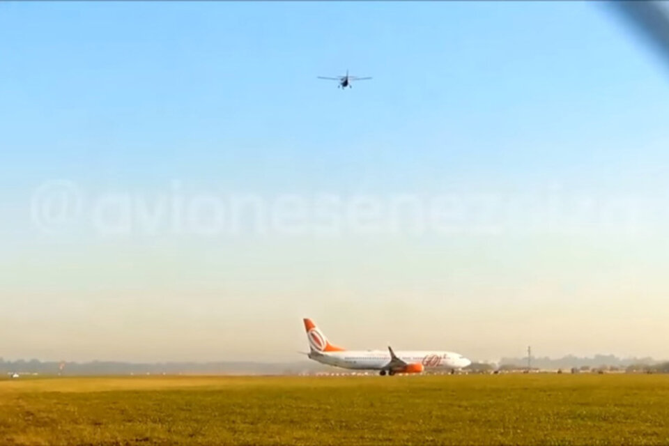 El Cessna sobrevuela la pista que ocupa el Boeing. (Fuente: Captura de pantalla)