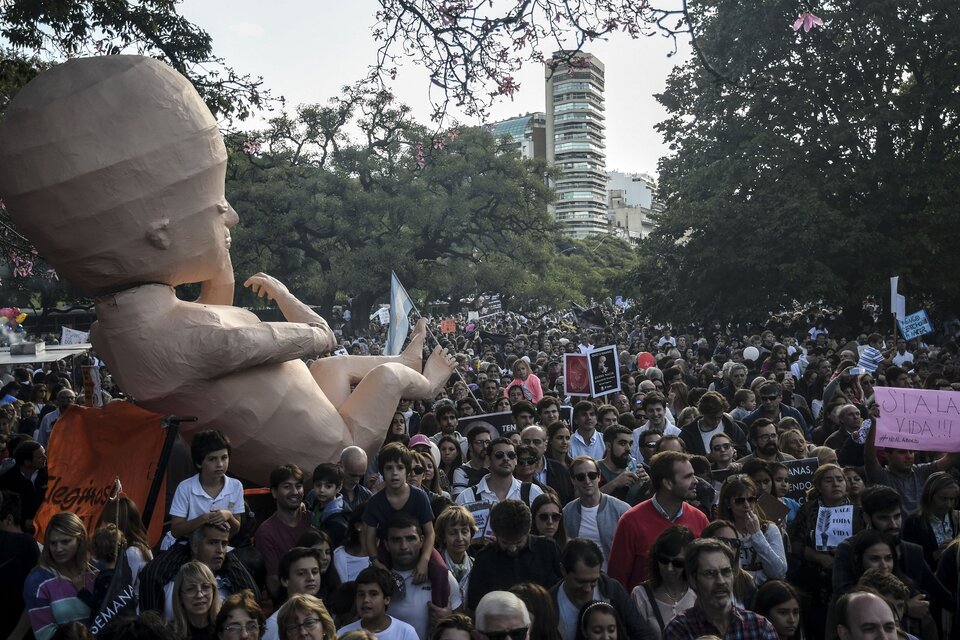 El símbolo de la marcha antiderechos fue un enorme feto de plástico (Fuente: Télam)