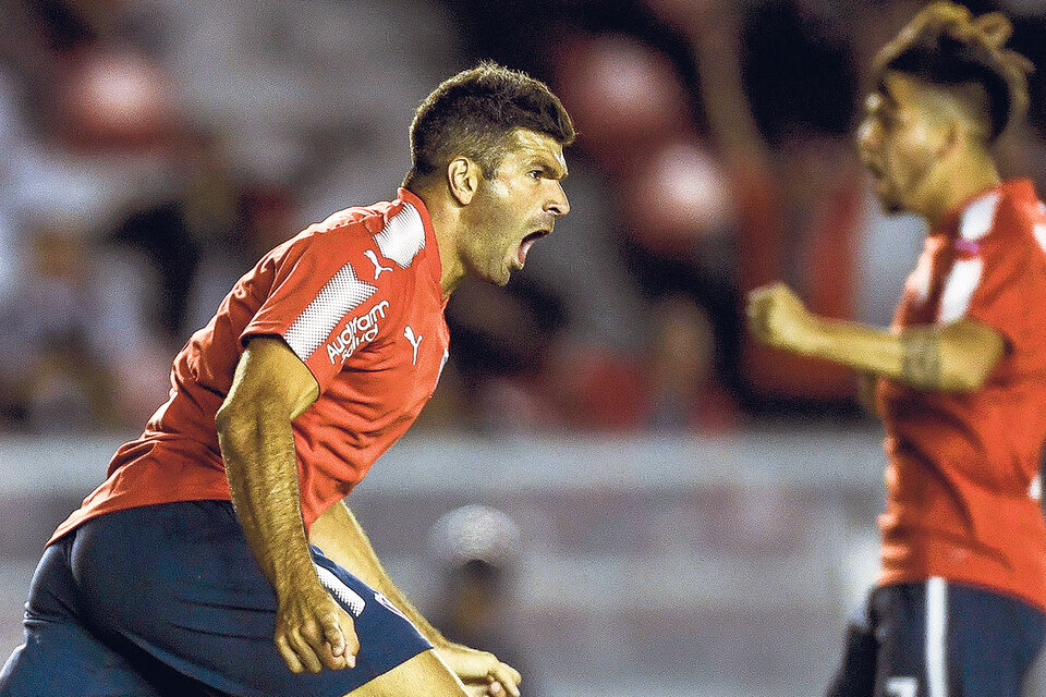Gigliotti con la boca llena de gol. El Puma marcó el primero de Independiente, tras recibir el pase de Sánchez Miño. (Fuente: Télam)