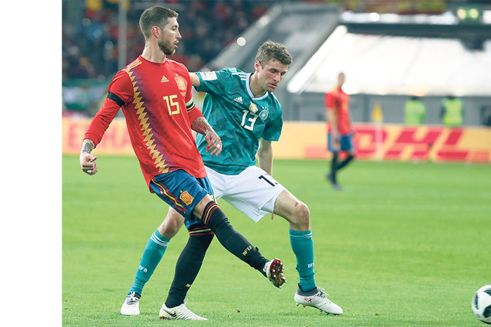 n El defensor Sergio Ramos sale jugando ante la presencia de Müller. (Fuente: AFP)