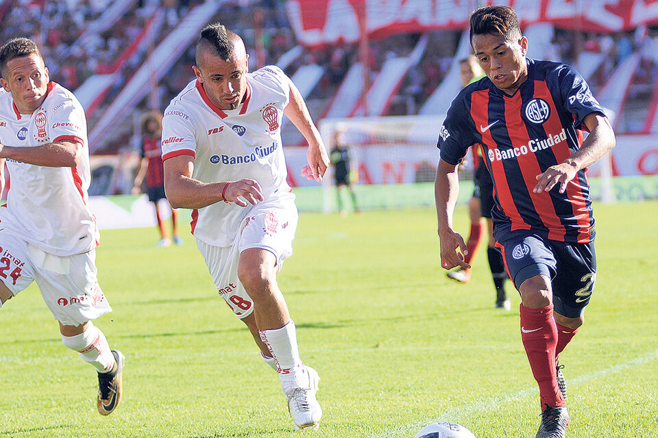 Barrios intenta el desborde por la banda izquierda ante Chimino. Silva también se esfuerza por llegar. (Fuente: Julio Martín Mancini)