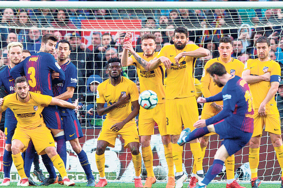 La pelota viaja camino al gol. La estirada de Oblak no podrá evitar el gol del triunfo del Barça.