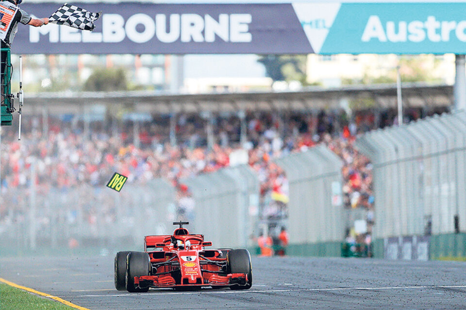 n La primera bandera a cuadros de la temporada cae sobre la Ferrari. (Fuente: AFP)