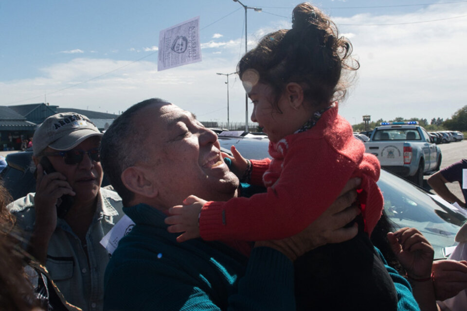 El dirigente social Luis D'Elía se reencuentra con su nieta al recuperar la libertad (Fuente: Télam)