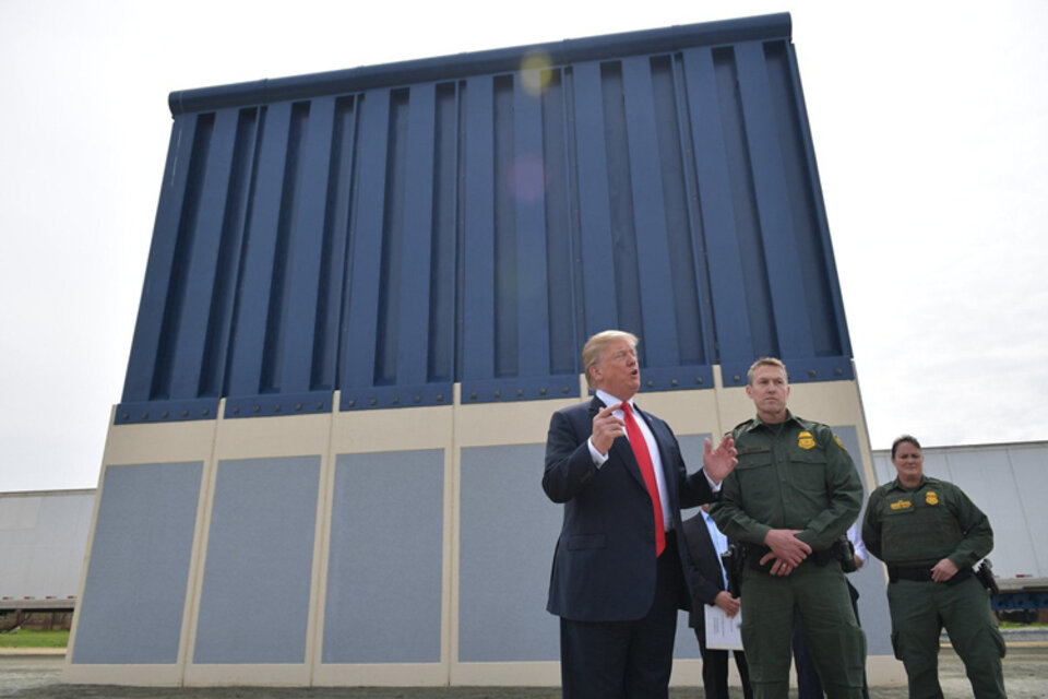 Trump frente a uno de los prototipos de muro. (Fuente: AFP)