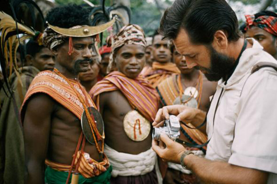 El fotógrafo Frank Schreider muestra su cámara a nativos de Timor en 1962. (Fuente: Frank y Helen Schreider/National Geographic)