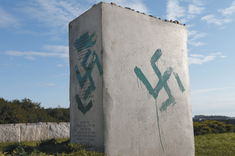 El monolito de homenaje a las víctimas de la masacre de Jedwabne, vandalizado con inscripciones nazis. (Fuente: AFP)