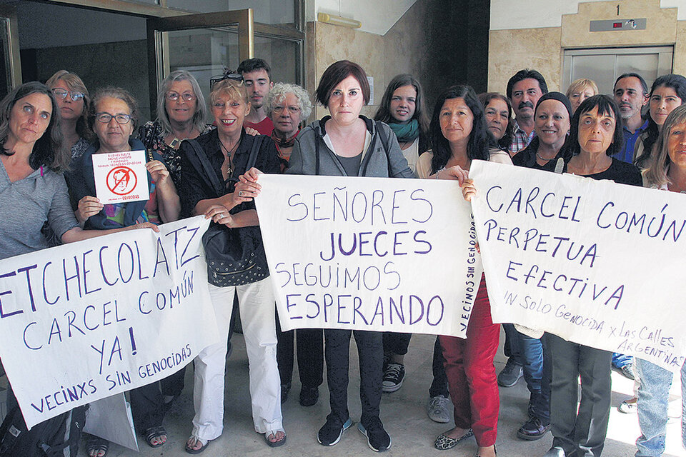 Vecinos del Bosque Peralta Ramos, en Mar del Plata, viajaron hasta los tribunales para llevar su reclamo. (Fuente: Bernardino Avila)