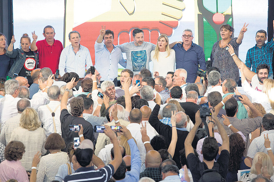 En el centro, el flamante titular del congreso del PJ bonaerense, Fernando Espinoza, junto a Gustavo Menéndez. (Fuente: Joaquín Salguero)
