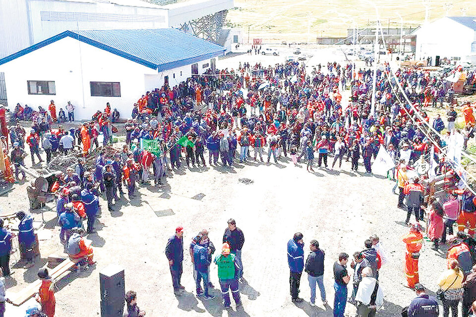 Reunidos en boca de mina 5, los trabajadores votaron en asamblea la toma pacífica de las instalaciones.
