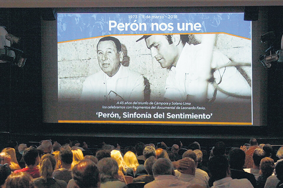 En la pantalla se reprodujeron fragmentos del documental de Favio, Perón, Sinfonía del sentimiento.