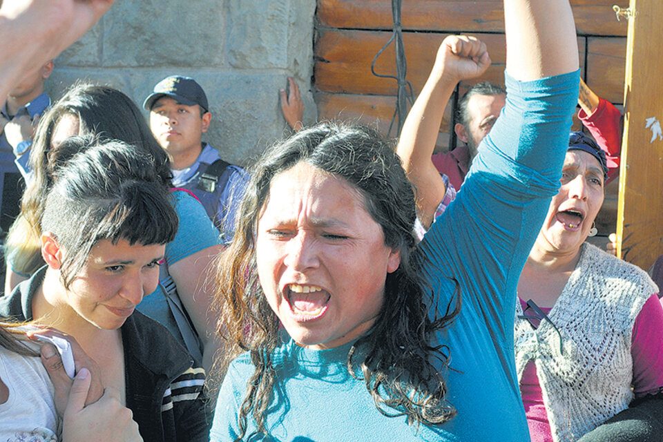 Detrás y con el puño en alto, Isabel Huala, la madre del lonko Jones Huala, durante la liberación de los detenidos. (Fuente: Gustavo Zaninelli)