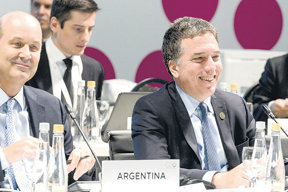 Federico Sturzenegger, presidente del BCRA, y Nicolás Dujovne, ministro de Hacienda, en el inicio del G-20. (Fuente: AFP)