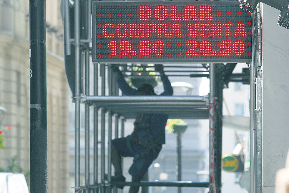 El dólar terminó la semana en 20,54 pesos, precio que no se disparó porque el Banco Central está liquidando reservas en cantidad. (Fuente: Bernardino Avila)
