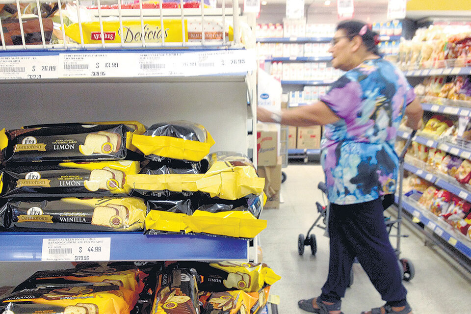 Los supermercados echaron a 148 empleados jerárquicos y a 3635 cajeros y repositores.
