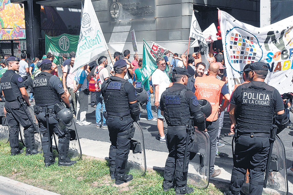El INTI se encuentra en conflicto desde que Ibañez despidió a 258 trabajadores que ayer consiguieron una audiencia en Trabajo.