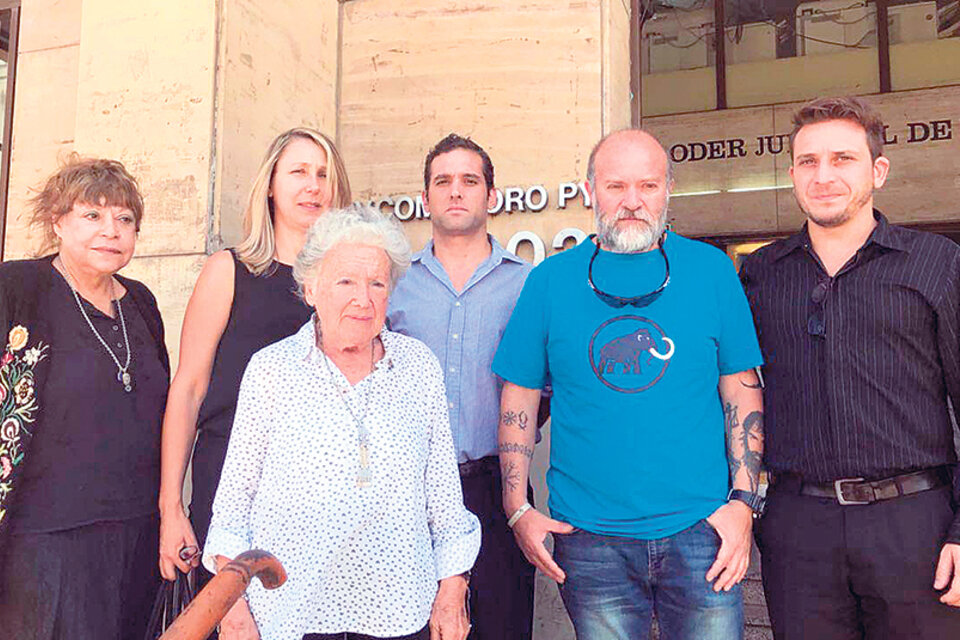 Sergio y otros familiares de Maldonado junto a Nora Cortiñas.