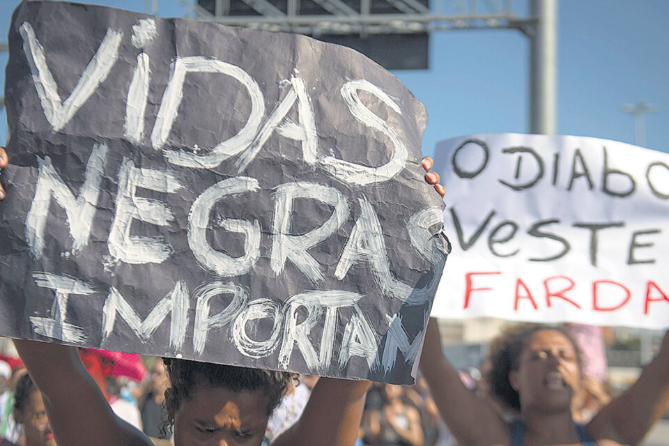 Un millar de personas marcharon recordando a Marielle Franco en la favela de Maré, en Río.