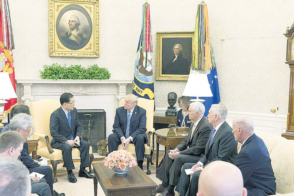 Trump recibe a una delegación surcoreana anteayer en la Casa Blanca. (Fuente: EFE)