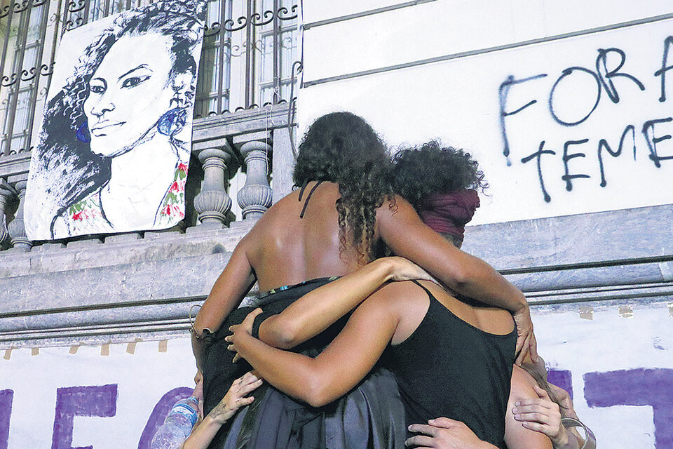 Una multitud despidió ayer a Marielle Franco y homenajes espontáneos como éste brotaron en las calles de Río de Janeiro. (Fuente: EFE)