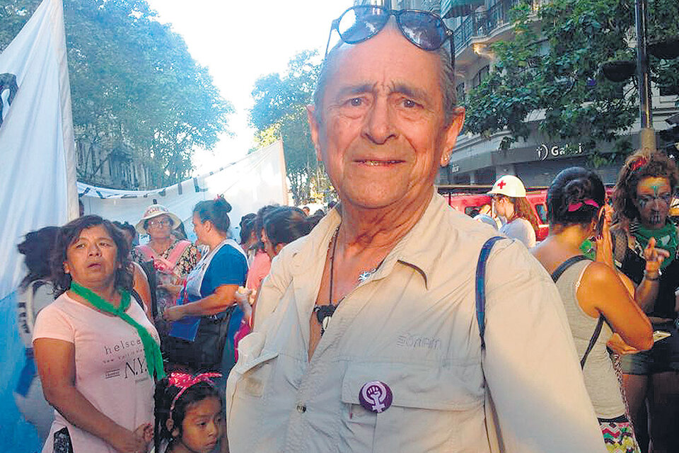 El ginecólogo Bernardo Acuña participó en la marcha del 8M en Buenos Aires.