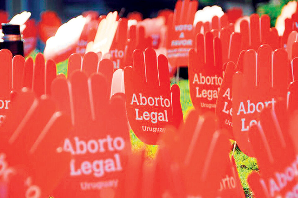 La mano naranja fue un sello propio de las mujeres en la campaña por el aborto en Uruguay.