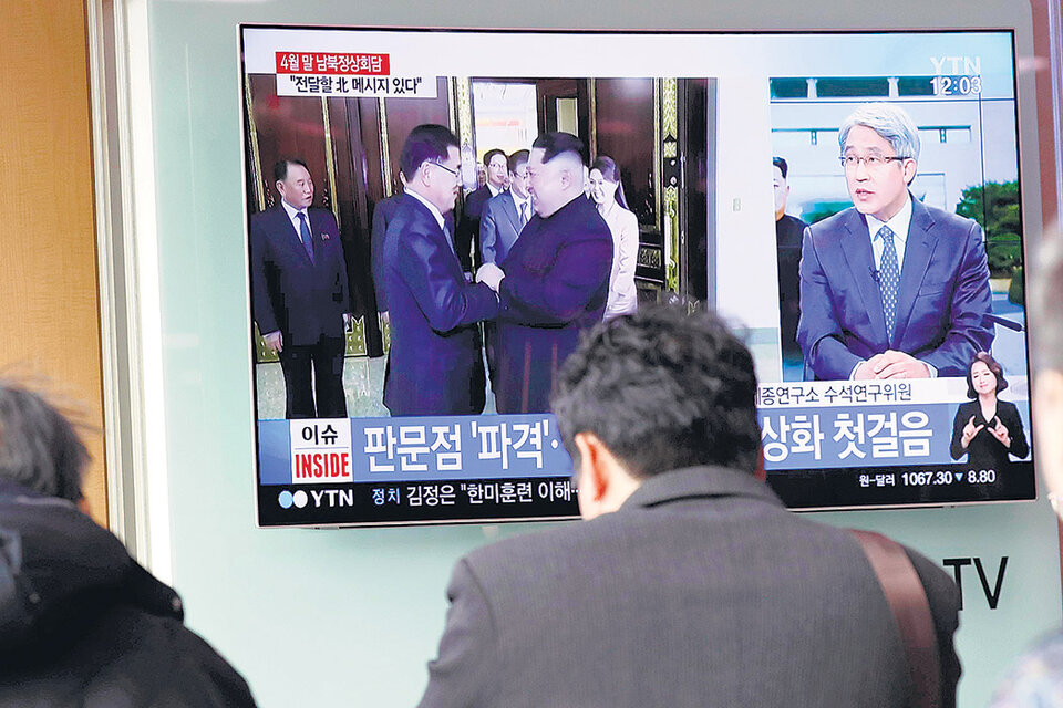 Ciudadanos surcoreanos observan noticias diplomáticas sobre las Coreas en un canal de noticias local en Seúl. (Fuente: EFE)