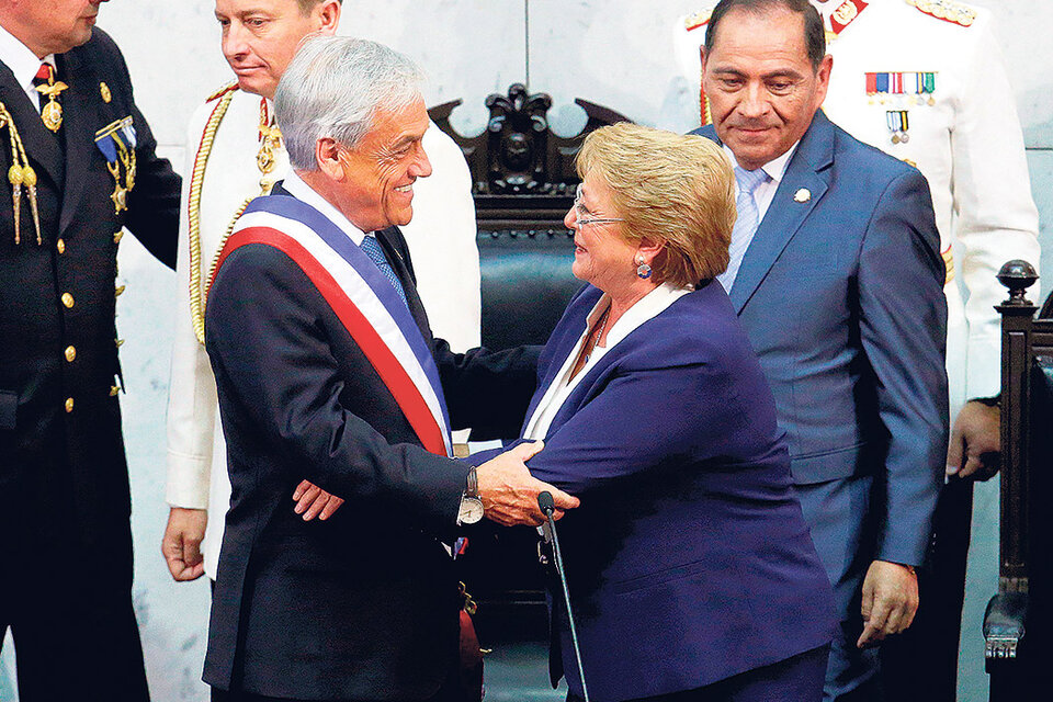 Piñera recibió la banda presidencial de parte de la socialista Michelle Bachelet.
