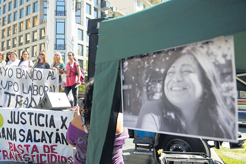 En la calle, ante Tribunales, familiares y amigas de Sacayán reclamaron justicia. (Fuente: Guadalupe Lombardo)