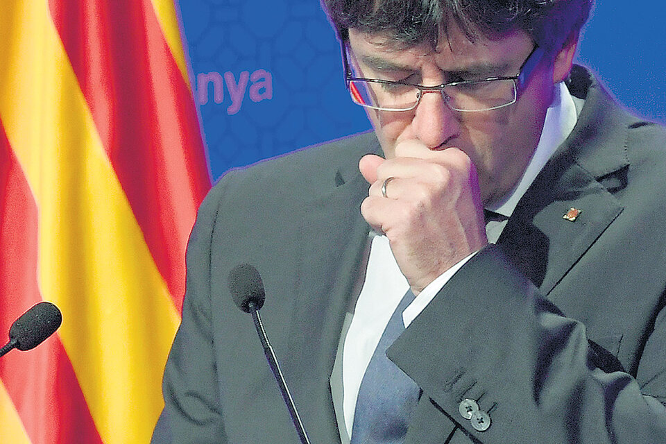 Puigdemont envió un mensaje de video desde Bruselas anunciando su renuncia a la presidencia.