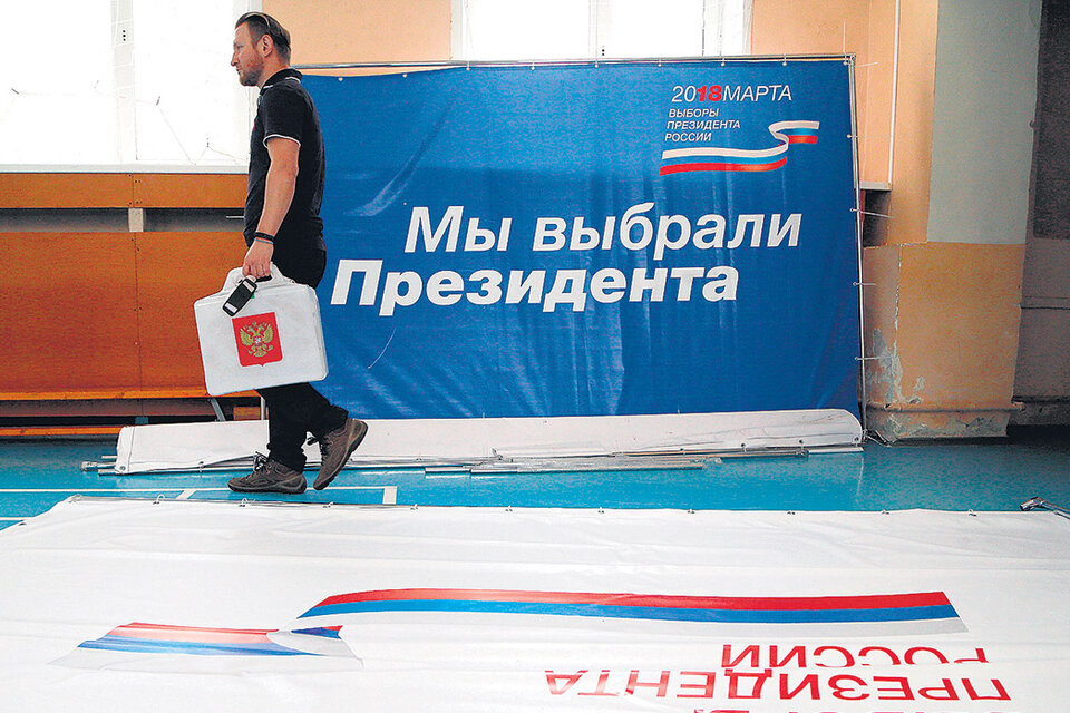 Un miembro de una comisión electoral ultima los preparativos en Moscú. (Fuente: EFE)