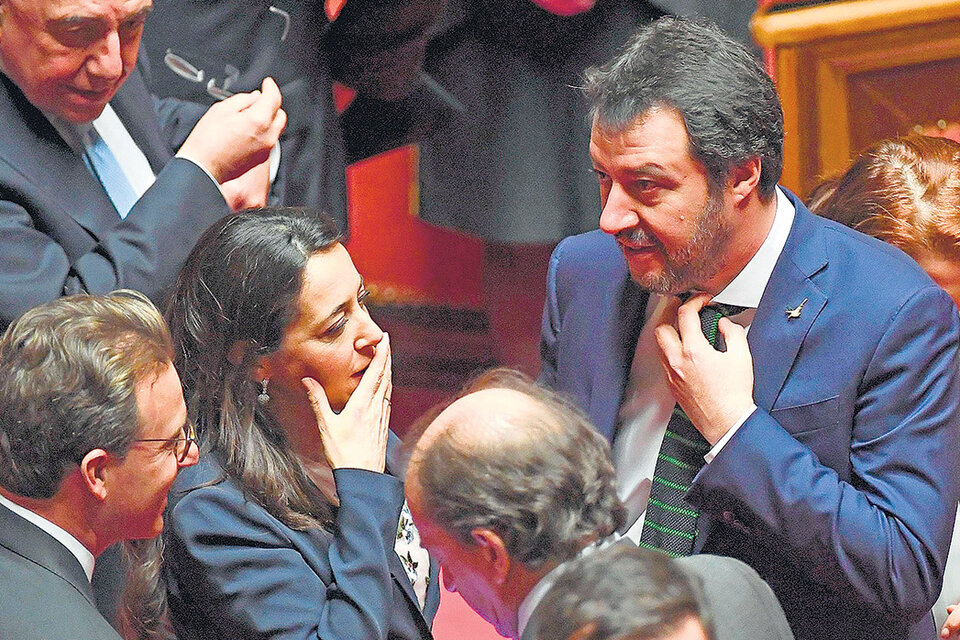 El líder de la Liga Norte, Matteo Salvini (der.), ayer en el Parlamento italiano.