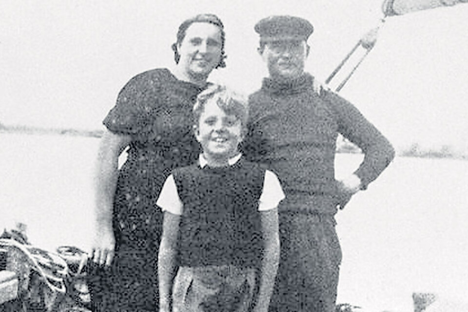Imagen de la niñez de Le Pen, quien posa junto a sus padres.